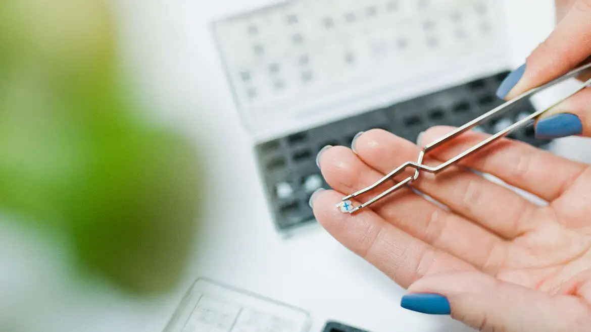 ¿De qué material están hechos los brackets más utilizados?