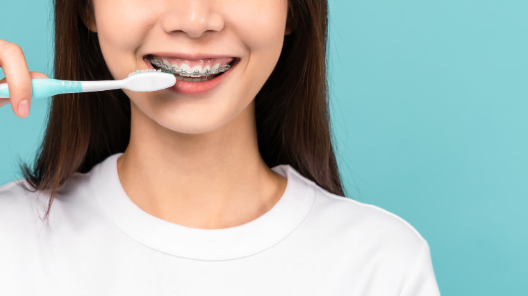 ¿Cómo cepillarse los dientes con ortodoncia?