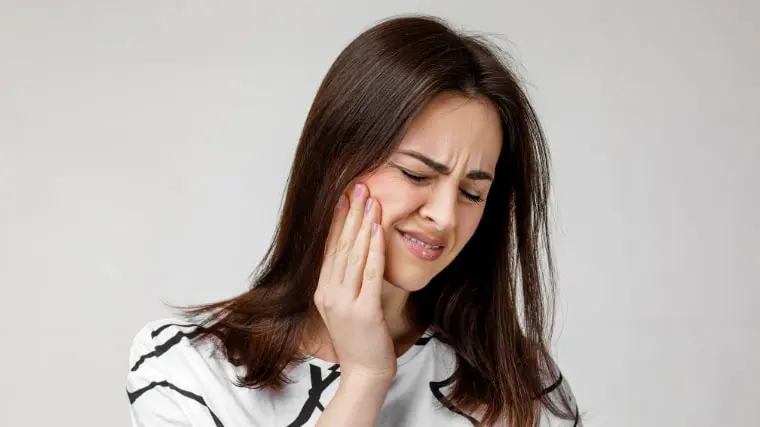 cuánto dura la cara hinchada después de un implante dental